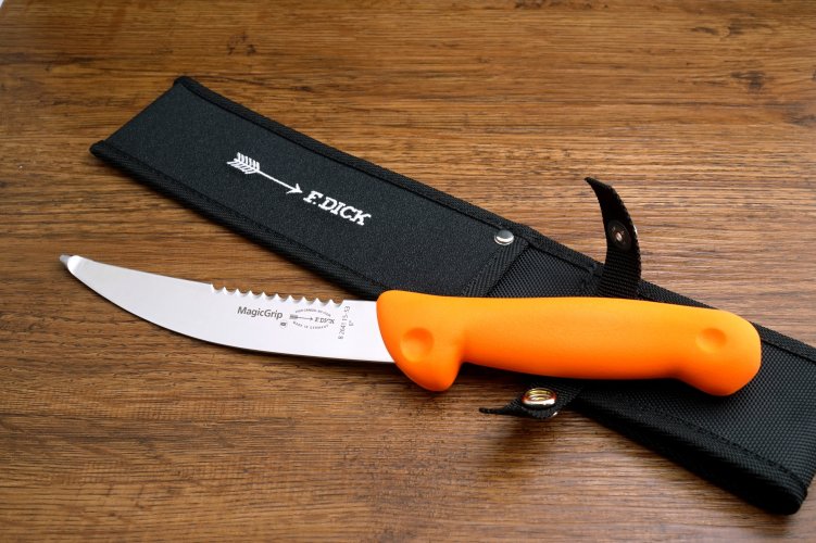 Lovecký nůž v délce 15 cm s pouzdrem