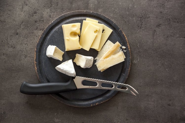Nůž na měkký sýr v délce 15 cm