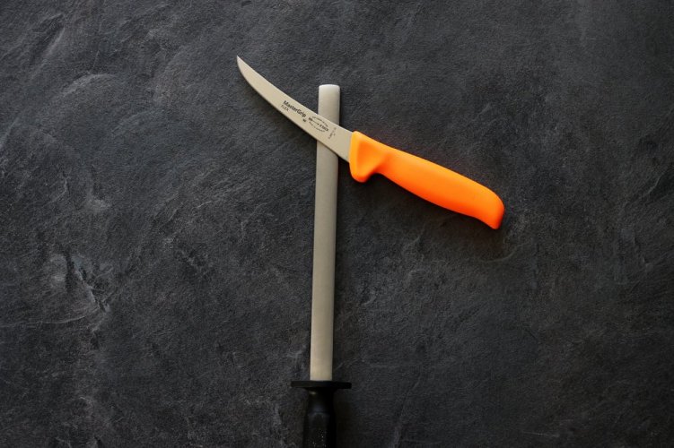 Speciální vykosťovací nůž se zahnutou čepelí, ohebný v délce 13 cm DICK Master Grip