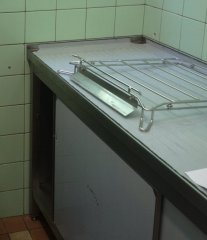 Lem VLEVO   / na levé straně pracovní desky/