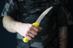 Lovecký nůž v délce 15 cm a žlutou barvou rukojeti